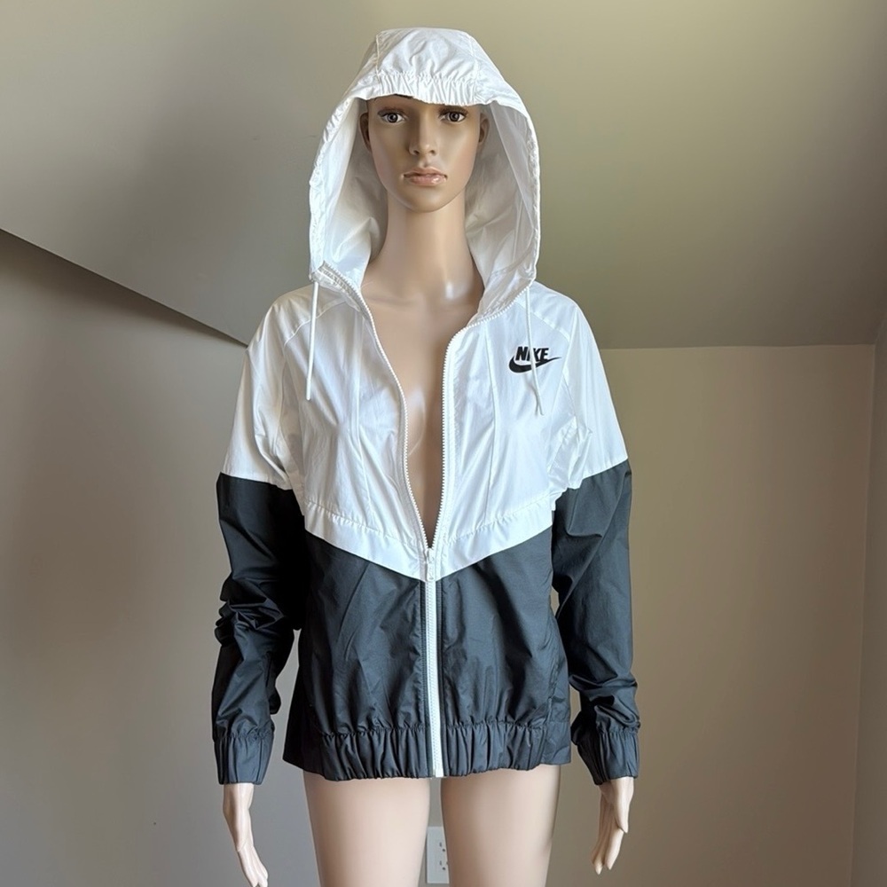 Nike Women's Windbreaker Jacket - Picture 2 of 6